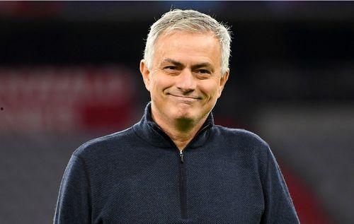 穆里尼奥吃瓜搞笑视频,足球场外也成笑星!